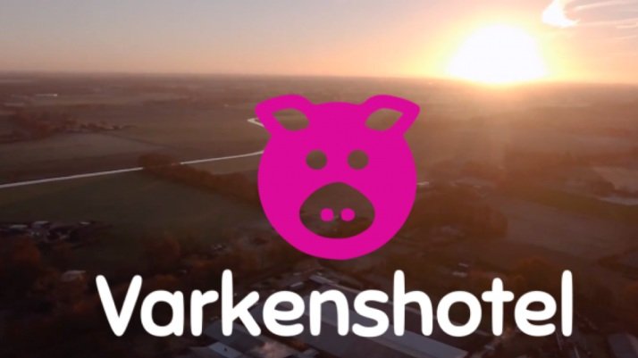 Luchtfoto Varkenshotel Erp met logo